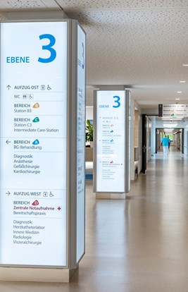 Rhön Klinikum Campus Wegweiser Beleuchtet