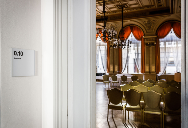 Rathaus und Palais Prinz Carl 1