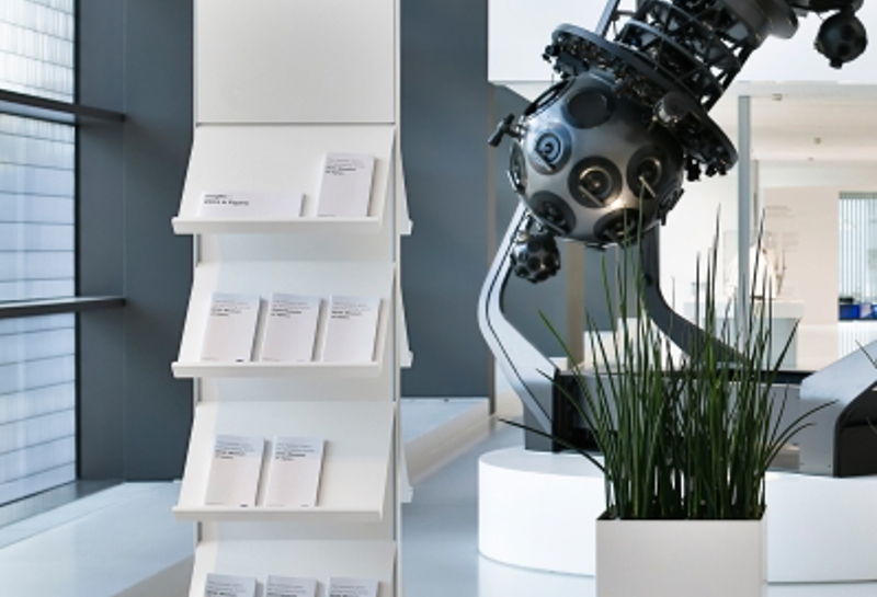 Prospektständer QMT Slide 3