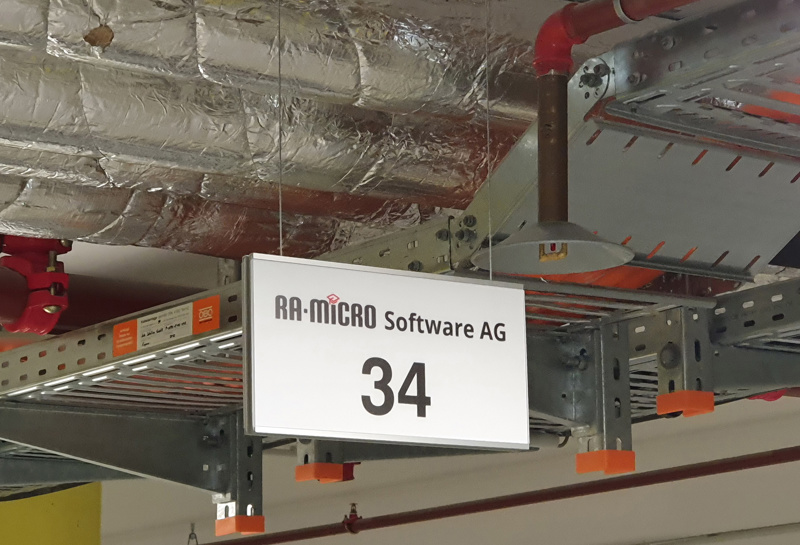 Stellplatzschilder deckenmontiert Slide 1