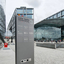 N Cube Dreiecksstele