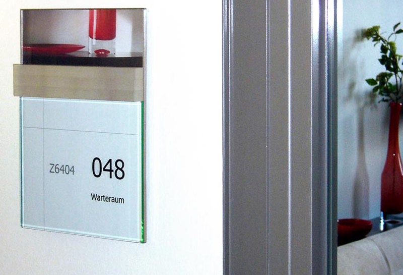 Türschild mit LED Wechselanzeige QTEB Slide 3