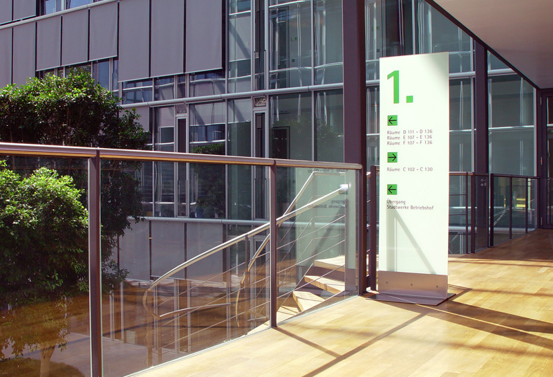 Übersichten Glas freistehend TM Slide 2