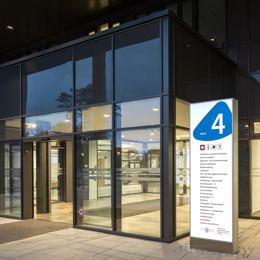 Rhön Klinikum Campus Stele Eingang Nacht