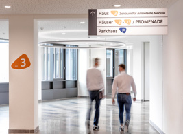 Rhön Klinikum Campus Deckenwegweiser (1)