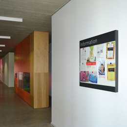 Europaschule Flachvitrine