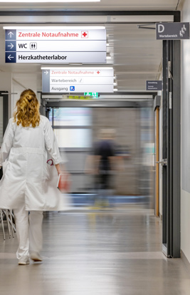 Rhön Klinikum Campus Deckenwegweiser