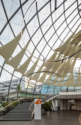 Rhön Klinikum Campus Stele An Treppe Unter Kuppel