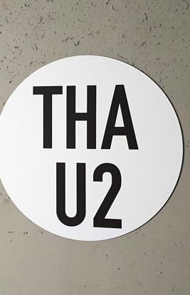 Button THA U2