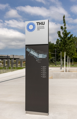 THU Ulm Aussen Stele 7