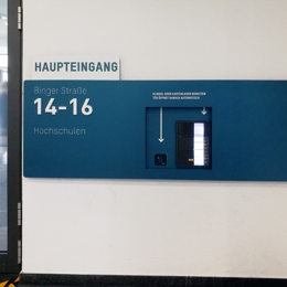 Haupteingang Mit Klingelanlage Individual Johannes Gutenberg Universität Mainz Thomas Geissert