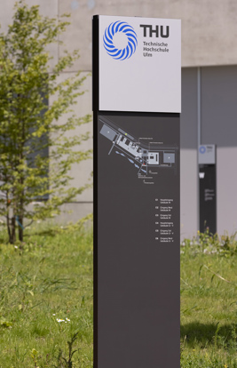 THU Ulm Aussen Stele 3